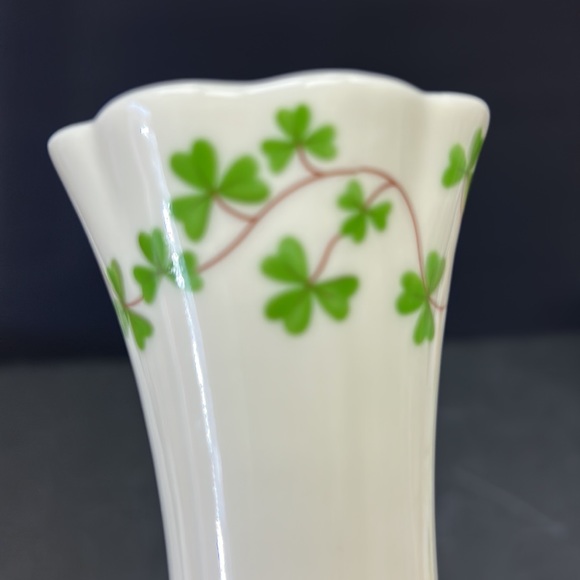 - Vintage Shannon fine porcelain bud vase with shamrock design - Picture 4 of 5